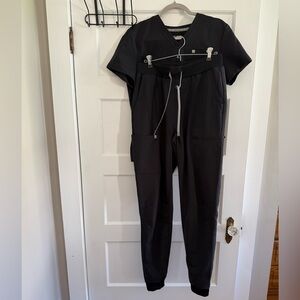 Women’s fabletics scrub set black. Medium / tall.